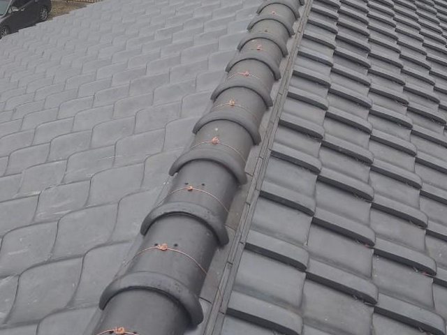 明石市で棟の積み直しが完了した瓦屋根